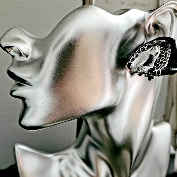 Avant-garde 1980s black and silver triangular clip on earrings - Picture 6 of 8